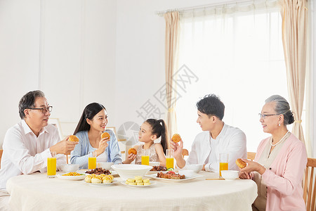 一家人中秋节聚餐吃月饼图片