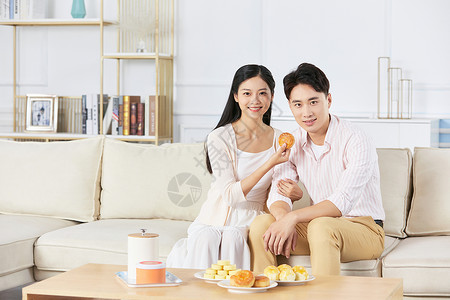 年轻夫妻中秋节吃月饼图片