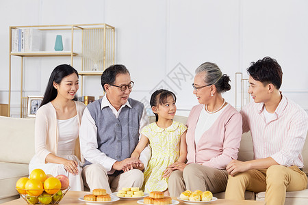 一家人中秋节团聚聊天图片