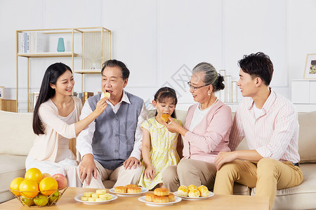 中秋家庭聚会吃月饼图片