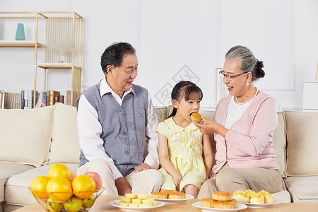 老年夫妇喂孙女吃月饼图片