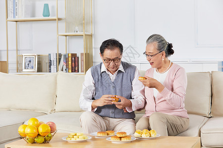 老年夫妇中秋节吃月饼图片