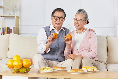 老年夫妇拿月饼展示图片