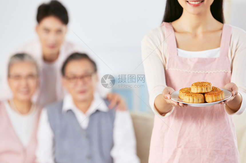 年轻妈妈手端月饼展示图片