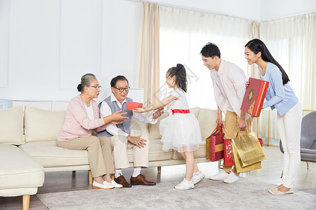 年轻一家人中秋节给长辈送礼图片