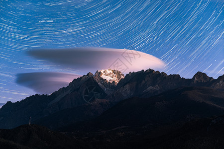 特殊形状云云雪山星空旋转云摄影图片背景