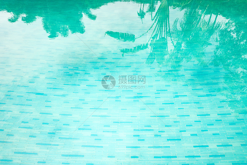 泳池里清澈的水图片
