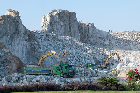 绿色卡车挖掘机采石场工作场景背景
