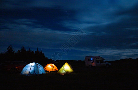 山顶露营夜晚的帐篷高清图片