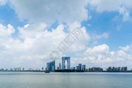 蓝天白云下的苏州工业园区东方之门高清图片