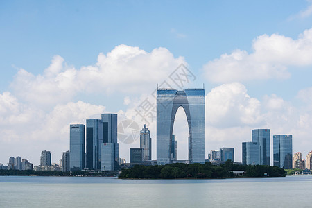 金鸡湖国际会议中心蓝天白云下的苏州工业园区东方之门背景