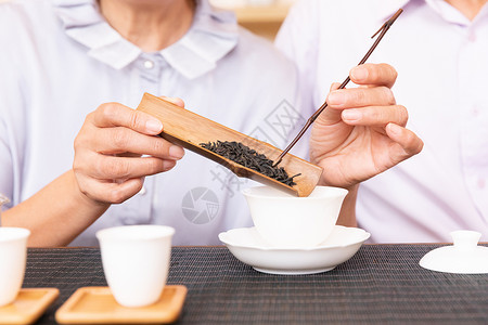 倒茶叶泡茶的老年人图片