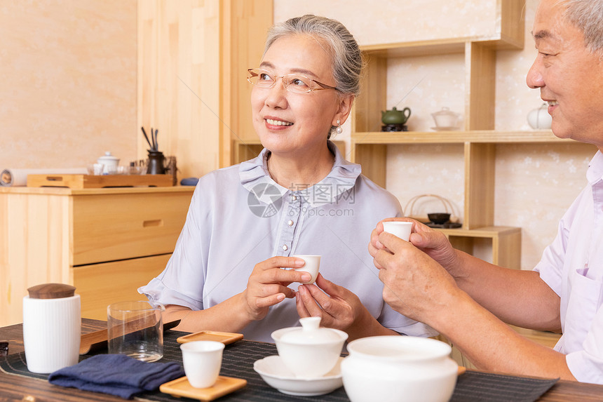 老年夫妇茶室品茶喝茶图片