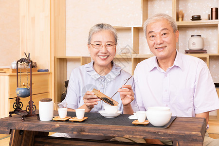 倒茶叶泡茶的老年人图片