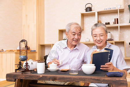 看书老奶奶老年夫妇茶室喝茶看书背景