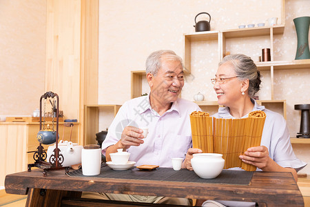 老年夫妇茶室喝茶看书图片