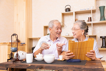 老年夫妇茶室喝茶看书高清图片