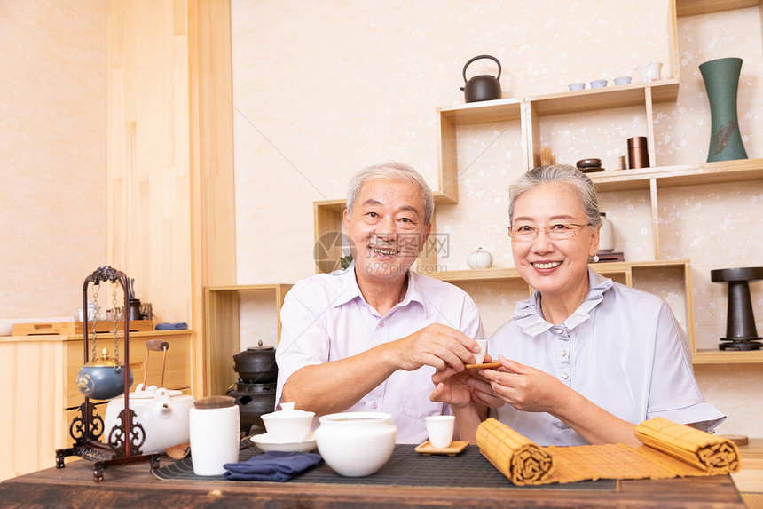 老年夫妇茶室品茶喝茶图片