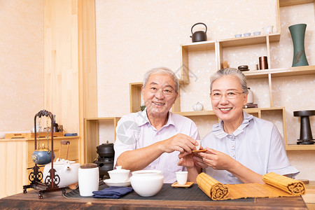 老年夫妇茶室品茶喝茶图片