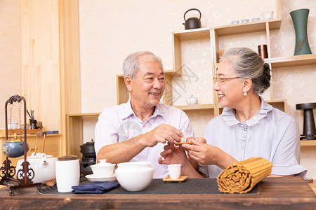 老年夫妇茶室品茶喝茶图片