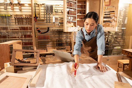 木匠设计素材木匠美女工人画设计图纸背景
