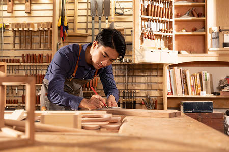 木匠男性工人测量木料背景图片