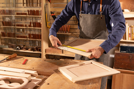 木匠工人测量木料图片