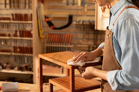 木材工人木匠女性打磨木材木具背景