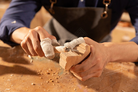 人工作室匠人男性制作木块雕刻背景
