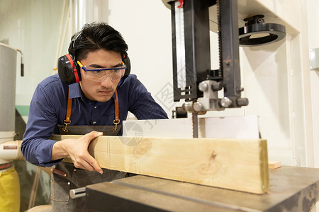 木匠工人切割木材物料背景图片