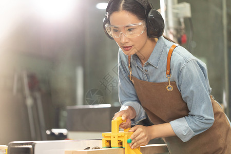 木匠美女工人切割木材物料图片