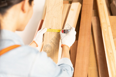 匠人女性测量木材物料图片