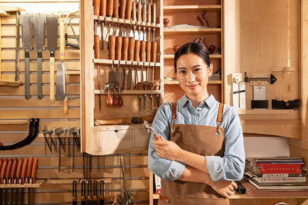 木匠美女工人检查手工工具图片