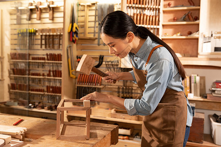 木匠美女工人定做木质家具图片