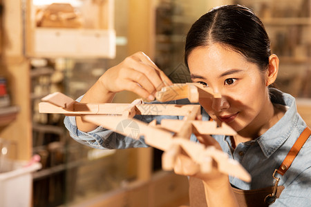 木匠美女工人制作木块模具高清图片