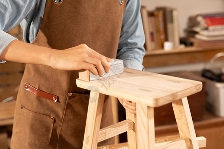 工具梯木匠工人打磨木头凳子背景