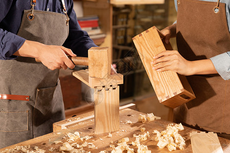 匠人同事制作木质抽屉背景图片