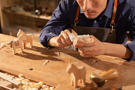男性匠人制作木块雕刻特写高清图片