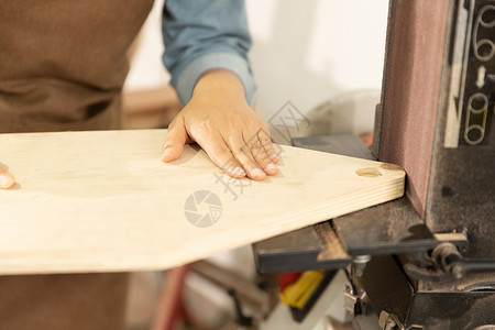 木匠美女工人打磨木材物料背景图片