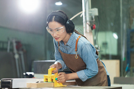 木匠美女工人检查手工工具图片