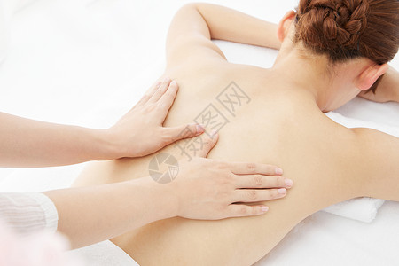 女性spa背部按摩图片素材