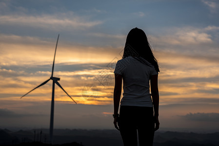 剪影美女素材夕阳下美女背影剪影背景