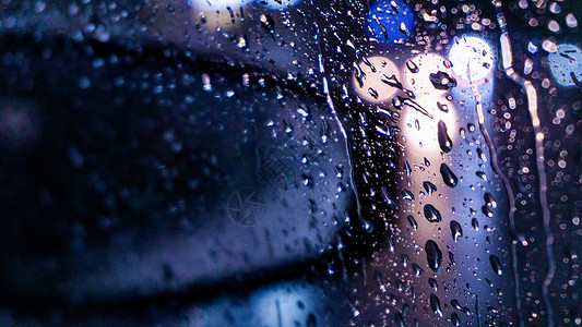 下雨的窗户暴雨车窗上的雨滴背景