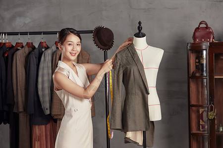 服饰行业测量服饰的女性设计师背景