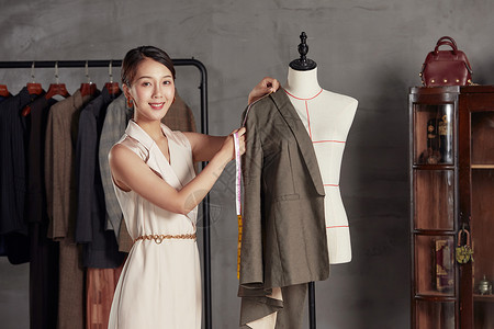 服饰行业测量服饰的女性设计师背景