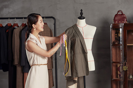 测量服饰的女性设计师背景图片