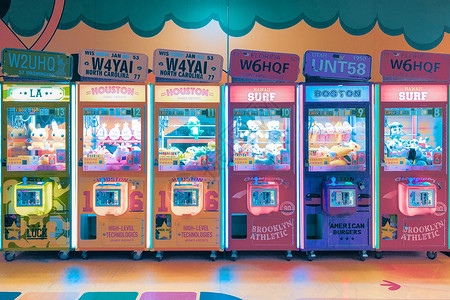 游戏自动售货机商场里的抓娃娃机背景