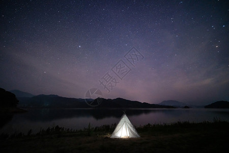 帐篷星空横贯夜空的璀璨银河背景