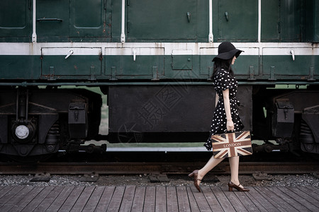 火车月台火车站月台提着行李箱的女人背景
