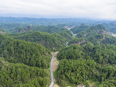 航拍湖南大山深处的公路背景图片